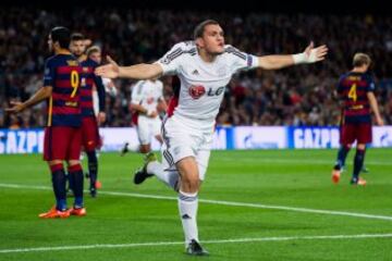 El defensa griego del Bayer Leverkusen, Kyriakos Papadopoulos celebrando, tras marcar el 0-1 durante el partido frente al FC Barcelona