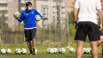 Andoni Iraola da instrucciones a sus jugadores.