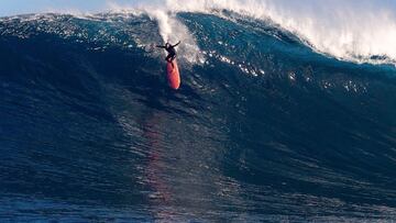 Laura Coviella realizando el drop en una sesi&oacute;n de surf de olas gigantes en Canarias.