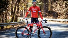 Bauke Mollema posa con su bicicleta Trek Domane con frenos de disco.