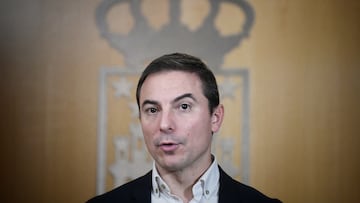 El portavoz del PSOE en la Asamblea, Juan Lobato, comparece ante los medios de comunicación durante un pleno en la Asamblea de Madrid, a 21 de noviembre de 2024, en Madrid (España). Las enmiendas a la totalidad al Proyecto de Ley de Medidas para el Desarrollo Equilibrado del Medio Ambiente y la Ordenación del Territorio de la Comunidad de Madrid protagonizan el último Pleno de noviembre en la Asamblea. Los tres partidos de la oposición --Más Madrid, PSOE y VOX-- solicitan que el Gobierno regional retire este texto que modificará 131 artículos de diez textos normativos con el objetivo de "hacer frente al desafío del crecimiento económico y demográfico".
21 NOVIEMBRE 2024;PLENO;ASAMBLEA;TERRITORIO;DEBATE;POLÍTICA
Fernando Sánchez / Europa Press
21/11/2024