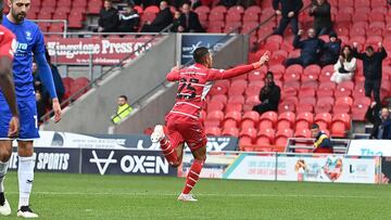 Rodrigo Vilca celebra su primer gol con Doncaster Rovers