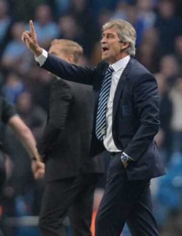 Manuel Pellegrini durante el duelo en que Manchester City derrotó ajustadamente por 2-1 a Swansea en la Premier League.