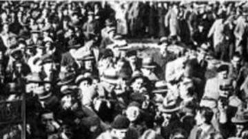 <b>EL DIVINO. </b>Zamora fue llevado a hombros al hotel por los yugoslavos.