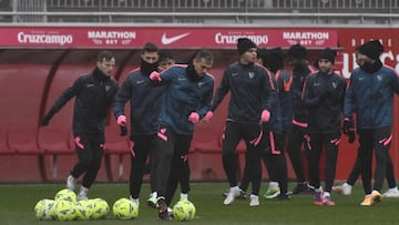 Los jugadores del Sevilla, en un entrenamiento.