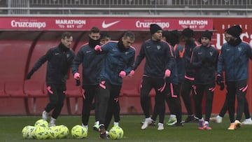 Los jugadores del Sevilla, en un entrenamiento. 