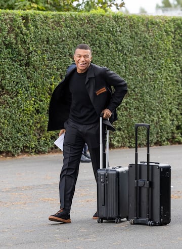 Kylian Mbappé muy sonriente a la llegada al hotel. 