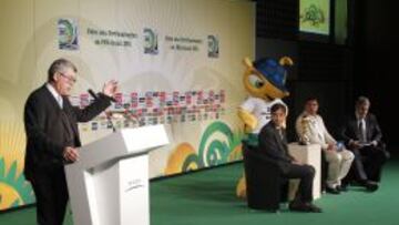 Villar dio la bienvenida en la RFEF al ministro de Deportes de Brasil, Luis Fernandes, a Ronaldo y a De Gregorio, de FIFA.