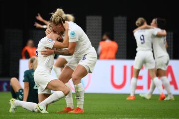 Las jugadoras inglesas celebran el triunfo. 