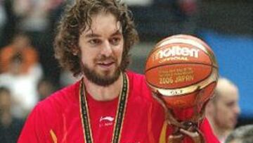 <B>LÍDER.</B> Pau Gasol posa con el trofeo que le acreditaba como mejor jugador de la cita nipona.
