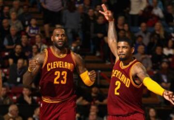 LeBron James y Kyrie Irving celebran una canasta.