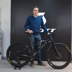 Indurain cambia de bicicleta y se une a SCOTT