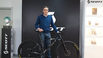 El ciclista español Miguel Indurain posa con la bicicleta SCOTT Scale RC con la que correrá en la Titan Desert.