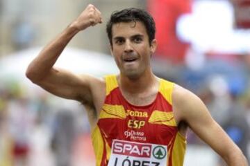 El atleta español Miguel Ángel López celebra tras ganar la prueba de 20 km marcha masculinos de los Campeonatos Europeos de Atletismo que se disputó en Zúrich (Suiza).El murciano Miguel Ángel López se ha proclamado campeón de Europa de 20 kilómetros marcha con un tiempo de 1h19:44, por delante de los rusos Aleksandr Ivanov, campeón mundial, y Denis Strelkov.