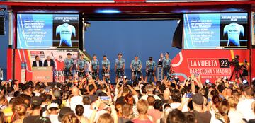El conjunto del Astana Qazaqstan durante el evento de la presentación de La Vuelta.