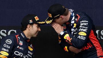 Max Verstappen y Sergio P¨¦rez hablando en el Gran Premio de B¨¦lgica.