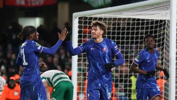 London (United Kingdom), 19/12/2024.- Marc Guiu of Chelsea (C) celebrates after scoring the 1-0 goal during the UEFA Conference League match between Chelsea FC and Shamrock Rovers in London, Britain, 19 December 2024. (Reino Unido, Londres) EFE/EPA/ANDY RAIN