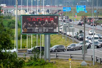 Un cartel que dice "?nete a Wagner", que est¨¢ asociado con el propietario del contratista militar privado de Wagner, Yevgeny Prigozhin, se ve sobre una carretera en las afueras de San Petersburgo, Rusia.
