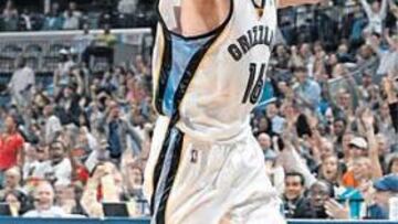 <b>MI QUERIDA ESPAÑA. </b>Pau abandona el FedExForum: España le recibe con los brazos abiertos.