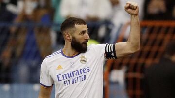 Karim Benzema, delantero del Real Madrid, celebra uno de sus goles en la Supercopa de Espa&ntilde;a.