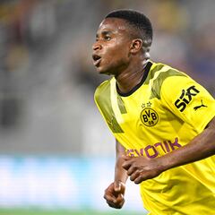 Los padres de Moukoko ingresan en un centro de acogida para refugiados