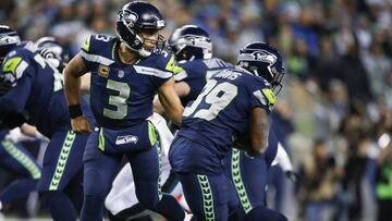 SEATTLE, WA - DECEMBER 03: Quarterback Russell Wilson #3 of the Seattle Seahawks hands off to Mike Davis #39 in the fourth quarter against the Philadelphia Eagles at CenturyLink Field on December 3, 2017 in Seattle, Washington.   Otto Greule Jr /Getty Images/AFP
 == FOR NEWSPAPERS, INTERNET, TELCOS &amp; TELEVISION USE ONLY ==