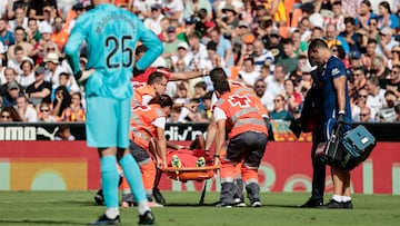 l centrocampista del Atlético de Madrid Thomas Lemar (c), es retirado en camilla durante el partido de Laliga EA Sports que disputan el Valencia y el Atlético de Madrid, este sábado en el estadio de Mestalla, en Valencia.-EFE/Ana Escobar