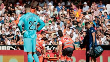 l centrocampista del Atlético de Madrid Thomas Lemar (c), es retirado en camilla durante el partido de Laliga EA Sports que disputan el Valencia y el Atlético de Madrid, este sábado en el estadio de Mestalla, en Valencia.-EFE/Ana Escobar