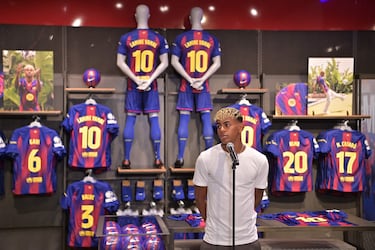 El delantero español del Barcelona, Lamine Yamal, en el acto de  presentación de su nueva camiseta número 10 en la tienda del estadio Camp Nou.
