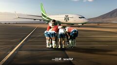 Jugadores del Tenerife en la pista del aeropuerto en una imagen promocional.
