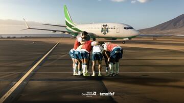 Jugadores del Tenerife en la pista del aeropuerto en una imagen promocional.