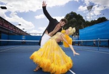 El tenista Malek Jaziri de Túnez baila con la actriz Sophia Katos, interpretando al personaje Liz Holt en el musical "Strictly Ballroom", durante un acto promocional en el torneo de tenis Abierto de Australia en Melbourne