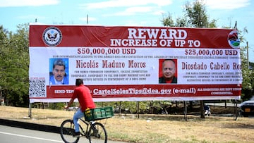 A banner displaying U.S. reward information leading to the arrest of Venezuelan President Nicolas Maduro and Interior Minister Diosdado Cabello stands along a highway in Villa del Rosario, connecting to the Venezuelan border in Tachira, in the department of Norte de Santander, Colombia, August 23, 2025. REUTERS/Carlos Ramirez