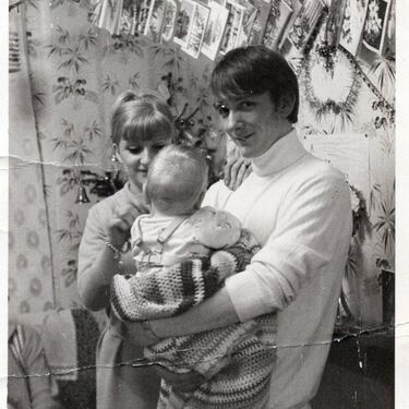 David Beckham en brazos de sus padres David Edward Alan Beckham y Sandra Georgina West. 