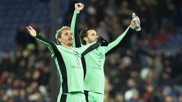 28/11/23 PARTIDO CHAMPIONS LEAGUE
FASE DE GRUPOS GRUPO
FEYENOORD - ATLETICO DE MADRID
FIN DE PARTIDO ALEGRIA SALUDO
ANTOINE GRIEZMANN MARIO HERMOSO