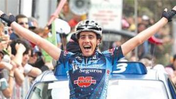 <b>LARGO FESTEJO. </b>Koldo Gil se pasó los últimos metros celebrando su victoria, tras 180 kilómetros de fuga.