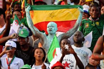 TOPSHOTS
Ghana's supporters cheer for their team during the 2015 African Cup of Nations group C football match between Ghana and Senegal in Mongomo on January 19, 2015. AFP PHOTO / CARL DE SOUZA