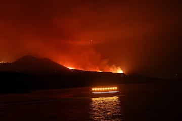 La lava del volcán de La Palma ha llegado al mar en la costa del municipio de Tazacorte. Se ha precipitado de un acantilado de cerca de 100 metros de altura. Las nubes tóxicas que genera el magma al contacto con el agua del mar suponen la gran preocupación de las autoridades.
