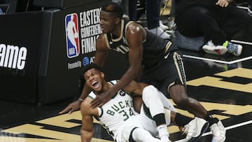 Giannis Antetokounmpo, en el momento de su lesi&oacute;n. Nadie se libra en estos playoffs. El griego se hace da&ntilde;o en el tercer cuarto en la rodilla izquierda y deja el estadio rival impactado. Los Hawks, sin Trae, empatan la serie.