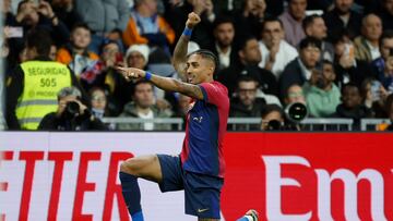 MADRID, 26/10/2024.- El delantero del FC Barcelona Raphinha celebra tras anotar el cuarto gol de su equipo durante el partido de la jornada 11 de LaLiga EA Sports entre el Real Madrid y el FC Barcelona, este sábado en el estadio Santiago Bernabéu, en Madrid. EFE/Juanjo Martín