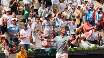 Arthur Fils, con el p¨²blico detr¨¢s en su partido contra Jaume Munar en Roland Garros.