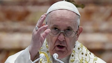 Pope Francis delivers his Urbi et Orbi blessing, after celebrating Easter Mass at St. Peter's Basilica at the Vatican April 4, 2021. Filippo Monteforte/Pool via REUTERS