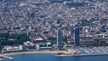 B Digital Vista aerea del puerto de Barcelona, con las torres de la Villa Olímpica, el Port Olímpic y la Sagrada Familia al fondo. Foto: Joan Sánchez