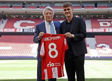 Griezmann, recibió la camiseta con dorsal '8' de manos de Enrique Cerezo, en el Wanda Metropolitano.
