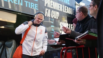 Manchester City's Norwegian striker #09 Erling Haaland arrives for the English Premier League football match between Bournemouth and Manchester City at the Vitality Stadium in Bournemouth, southern England on February 24, 2024. (Photo by Adrian DENNIS / AFP) / RESTRICTED TO EDITORIAL USE. No use with unauthorized audio, video, data, fixture lists, club/league logos or 'live' services. Online in-match use limited to 120 images. An additional 40 images may be used in extra time. No video emulation. Social media in-match use limited to 120 images. An additional 40 images may be used in extra time. No use in betting publications, games or single club/league/player publications. /