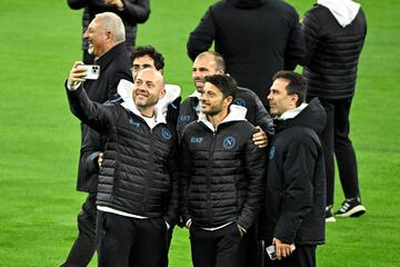 Jugadores y técnicos del Nápoles se hacen un selfie en el Bernabéu.