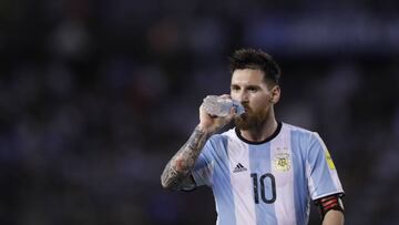 Messi, hidrat&aacute;ndose.