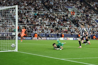 1-2. Balón en diagonal de Jacob Murphy en el área del culé. Anthony Gordon, que entra en el segundo palo, empuja el balón al fondo de la portería de Joan García.