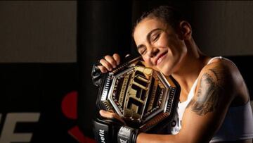 La nueva campeona de peso paja de UFC, celebr&oacute; su victoria sobre Rose Namajunas posando para una foto utilizando solamente su cintur&oacute;n.