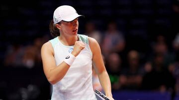 Iga Swiatek de Kites celebra su punto durante el partido contra Elena Rybakina de Hawks en el sexto d¨ªa de la Liga Mundial de Tenis en el Coca-Cola Arena el 24 de diciembre de 2022 en Dub¨¢i, Emiratos ?rabes Unidos.